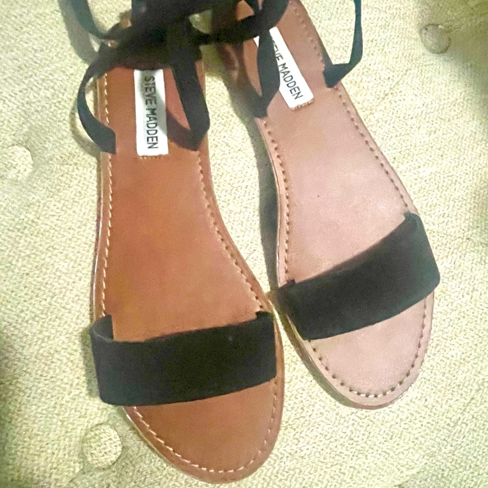 Black Steve Madden 8.5 flat Sandals